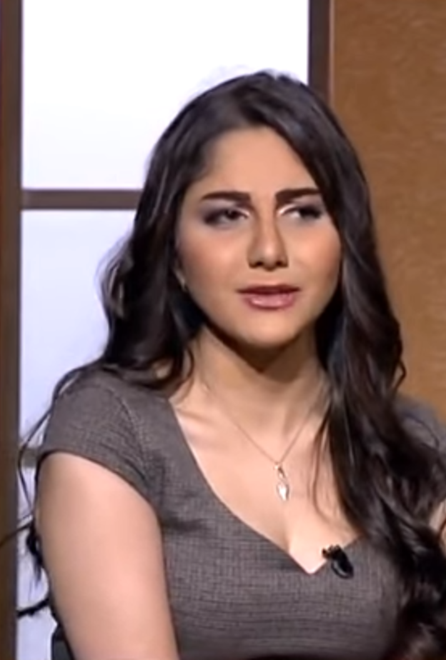 فستان ياسمينا هل يتعارض مع عمرها