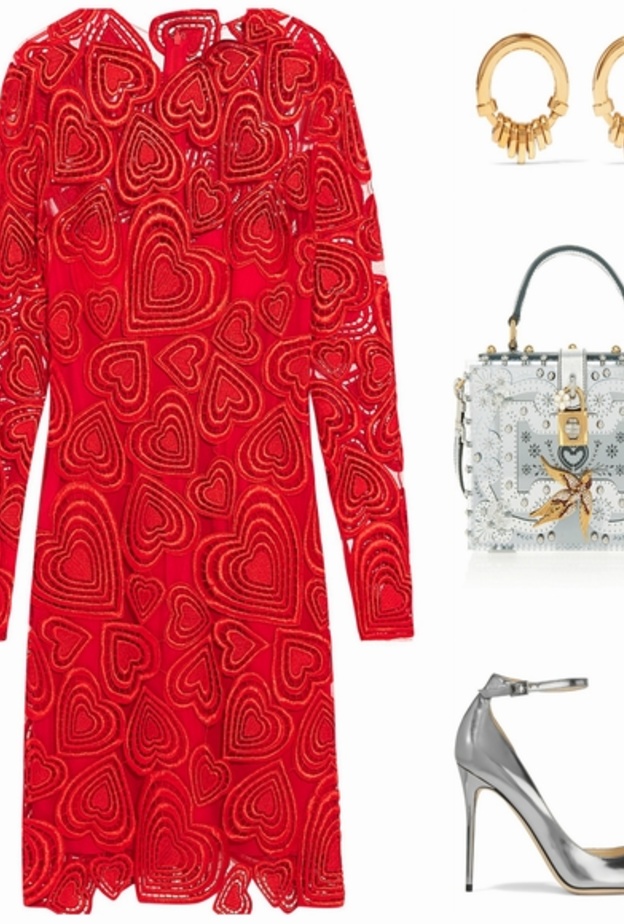 اطلالة جذابة لعشاء في بوم الحب