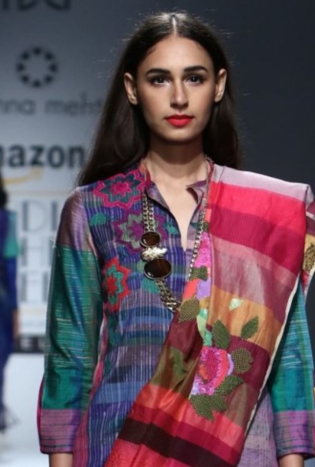 اكسسوارات هندية مع شالات راقية بتوقيع Krishna Mehta