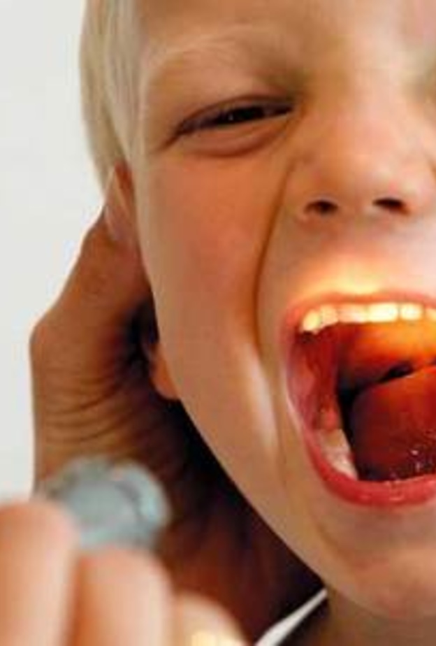 في اللحظات الأخيرة..إنقاذ طفل من الموت في القصيم بعد إبتلاعه مسمار