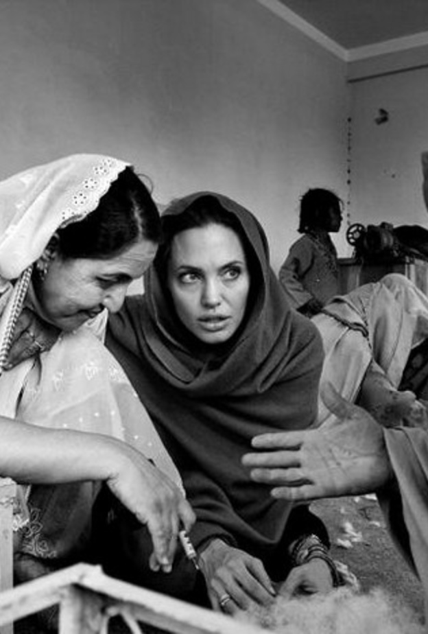 انجلينا في احدى المستشفيات