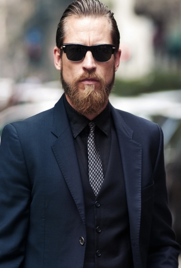 تضيف النظارة الشمسية غموض جذاب لاطلالتك الأنيقة 