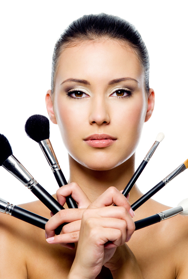 اضمني مكياج مثالي وجذاب بانتقاء فرش المكياج الصحيحة