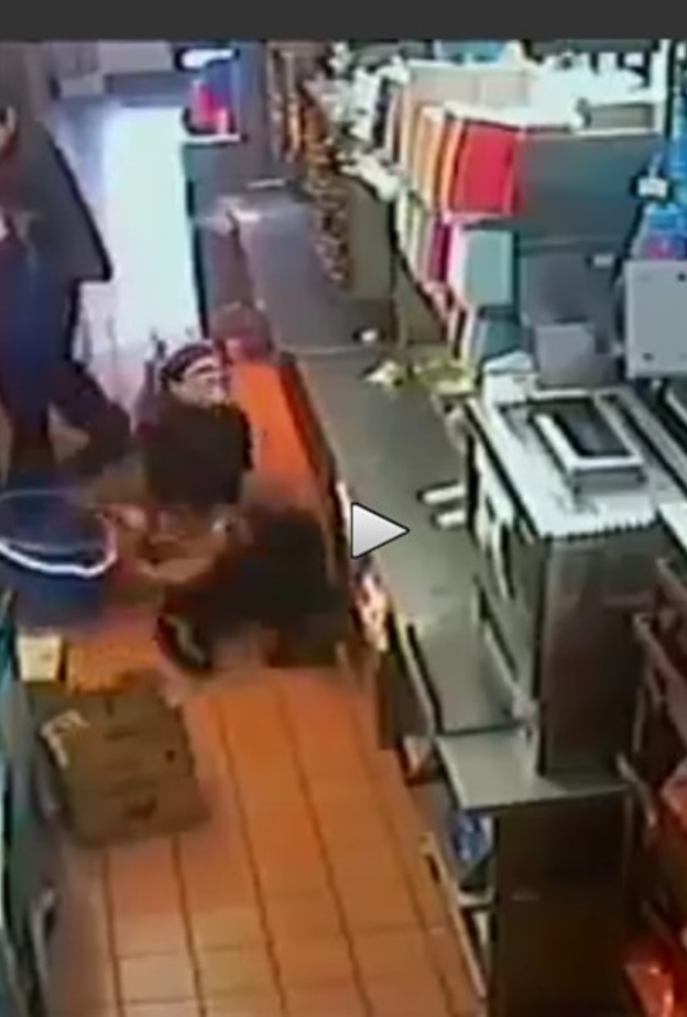 موظفة تسقط في زيت ملغي