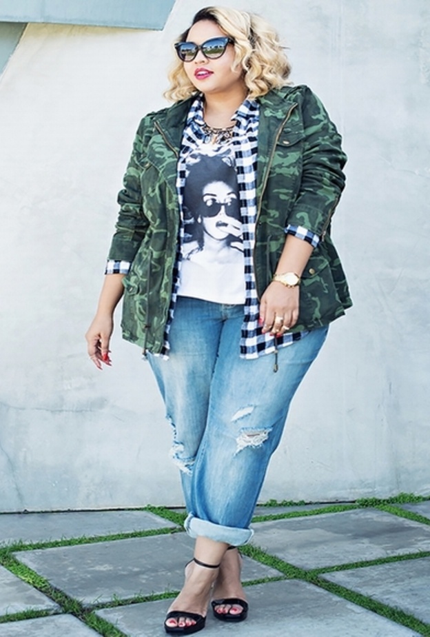 القميص الملون فوق التشيرت مع الجينز لستايل كاجوال