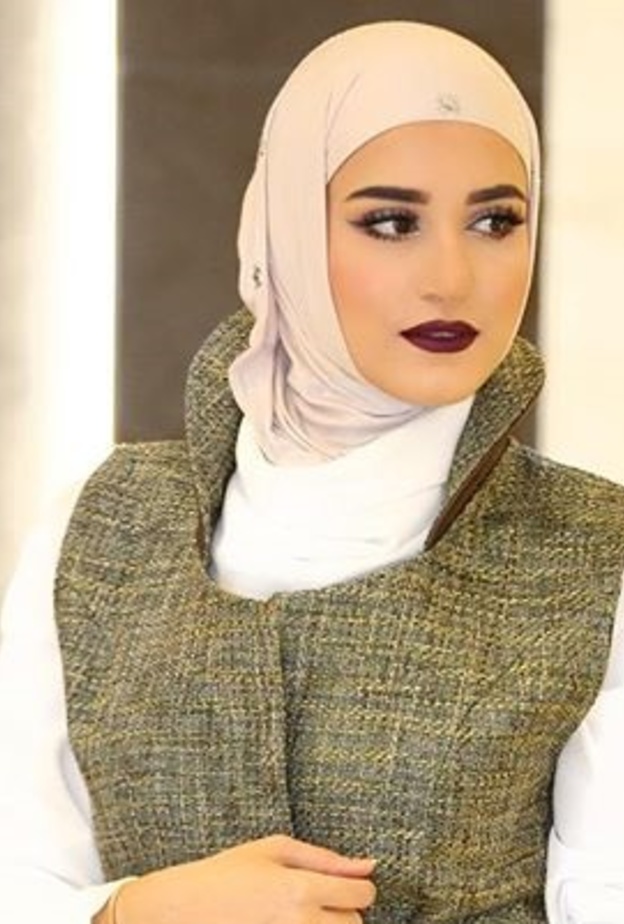 مكياج محجبات ساحر بالظلال والشفاه الداكنة