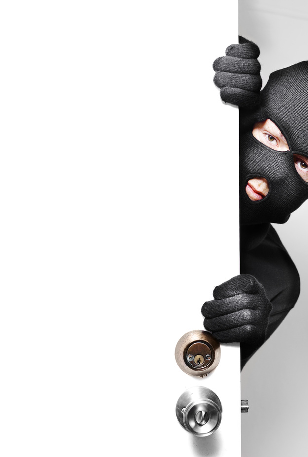 لص ظريف يختفي من الكاميرا بلحاف اطفال