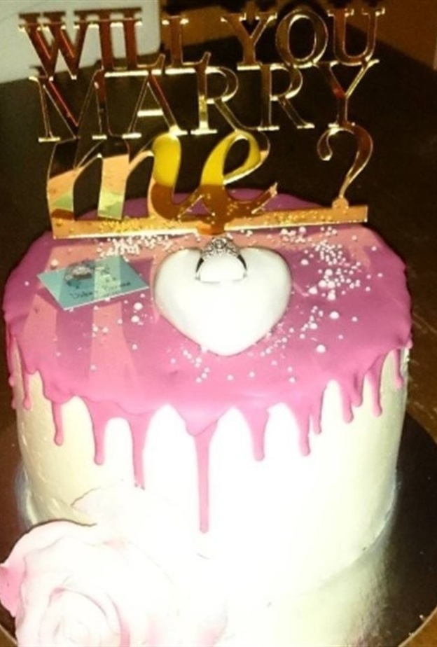 قالب الحلوى الذي طلب رامي العقل به يد بريجيت ياغي