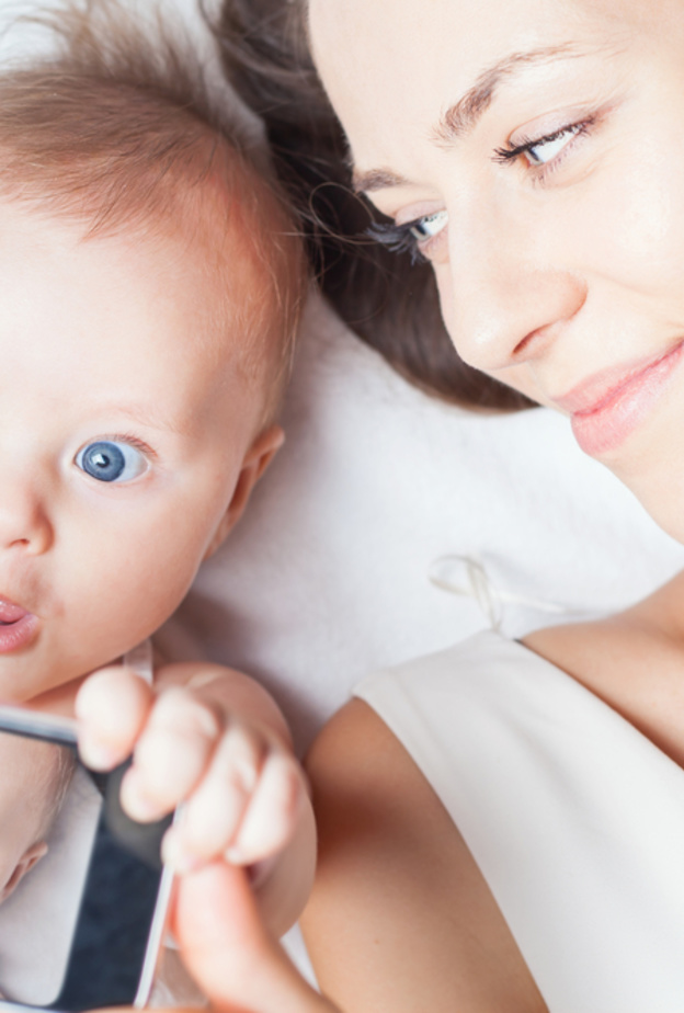 مستوى انتباه طفلك مرهون بعدد مرات استخدامك للمحمول 