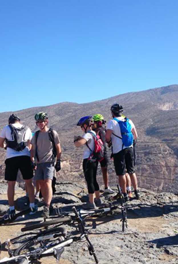 جبال سلطنة عمان وجهة مثالية لمحبي المغامرة والرياضة هذا الصيف