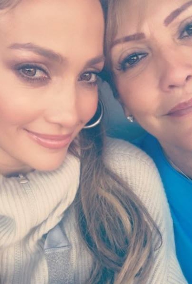 جينيفر لوبيز تشارك متابعيها سيلفي حميم مع والدتها وتصفها بالجميلة