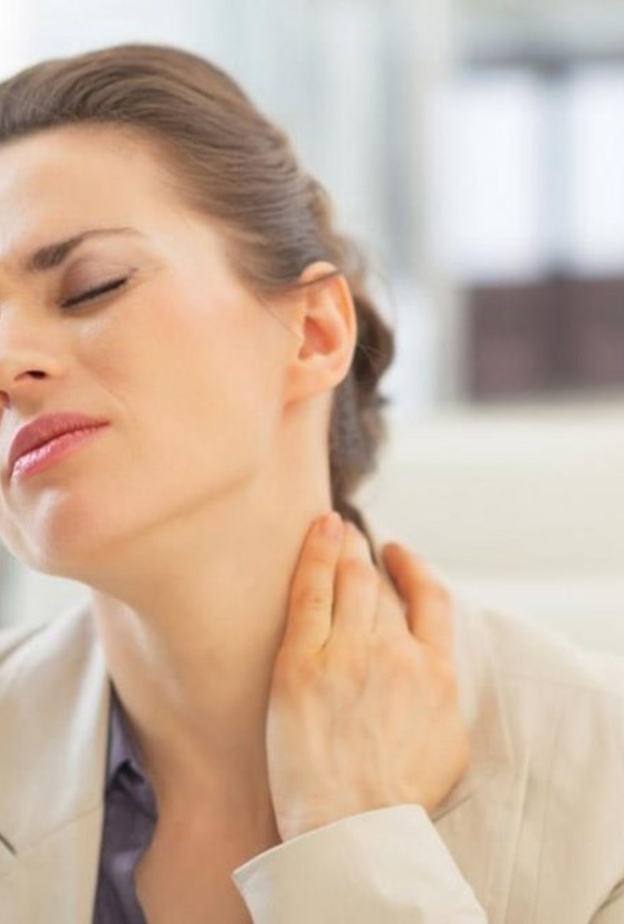 طقطقة الرقبة تضغط على الفقرات والأربطة