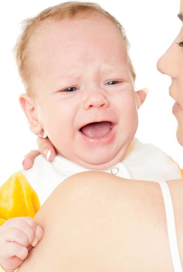 طبيب أطفال يقدم حلا فعالا لوقف بكاء الرضيع .. فما رأيكم فيه؟