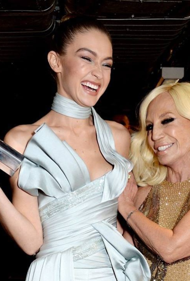 لقطة عفوية لجيجي حديد مع دوناتيلا فيرساتشي في حفل جوائز بريطانيا للموضة 