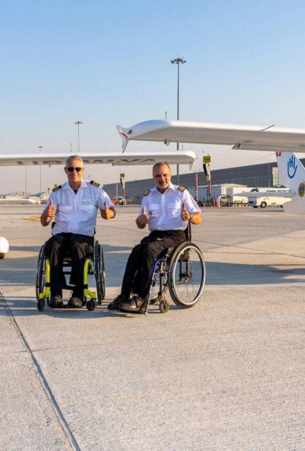 الطيارون من أصحاب الهمم (من اليسار) مايك لومبرغ و جيلوم فيرال