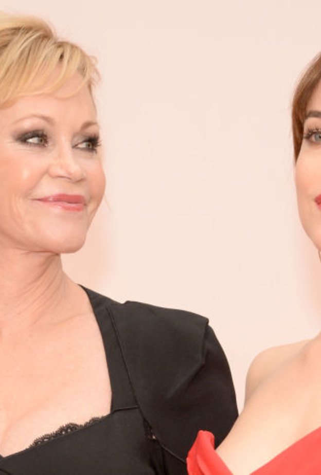 داكوتا جونسون مع والدتها ميلاني غريفيث