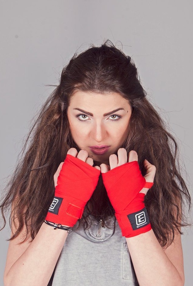 مني لا تخفى رغبتها فى قتال ضيوفها