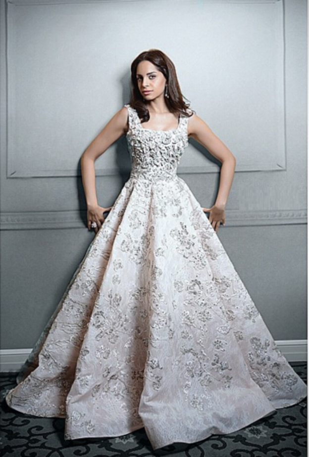 آمال ماهر بفستان من تصميم رامي القاضي