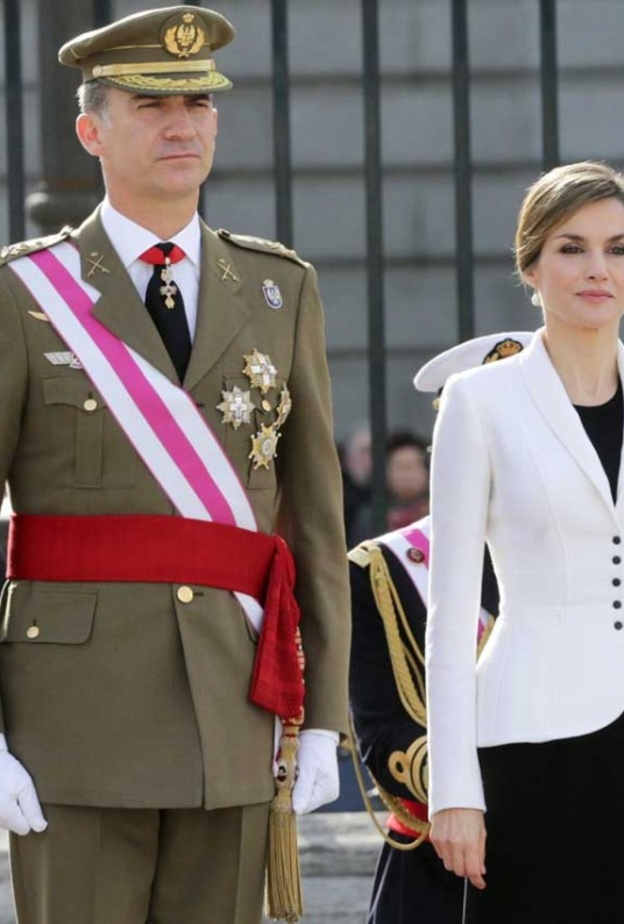 الملكة ليتيزيا تتألق وسط طلقات 21 مدفعاً 