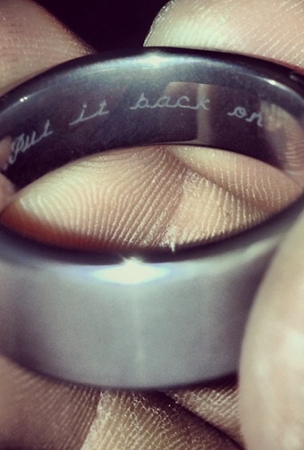 زوجة تحفر تحذيرا أبديا لزوجها على خاتم الزواج