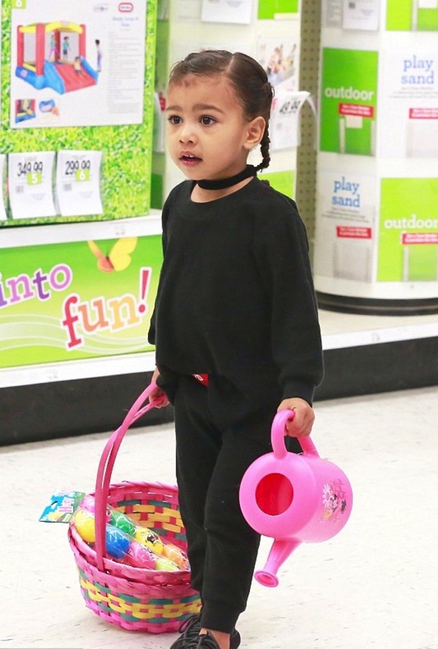 اطلالة باللون الأسود رأينا فيها نورث ويست