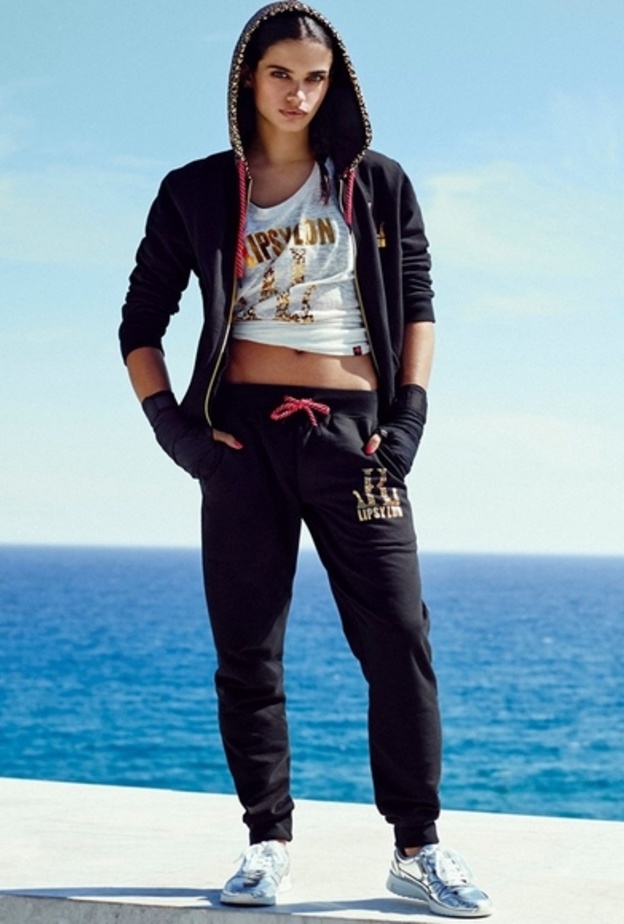 لوك رياضي بسروال قطني