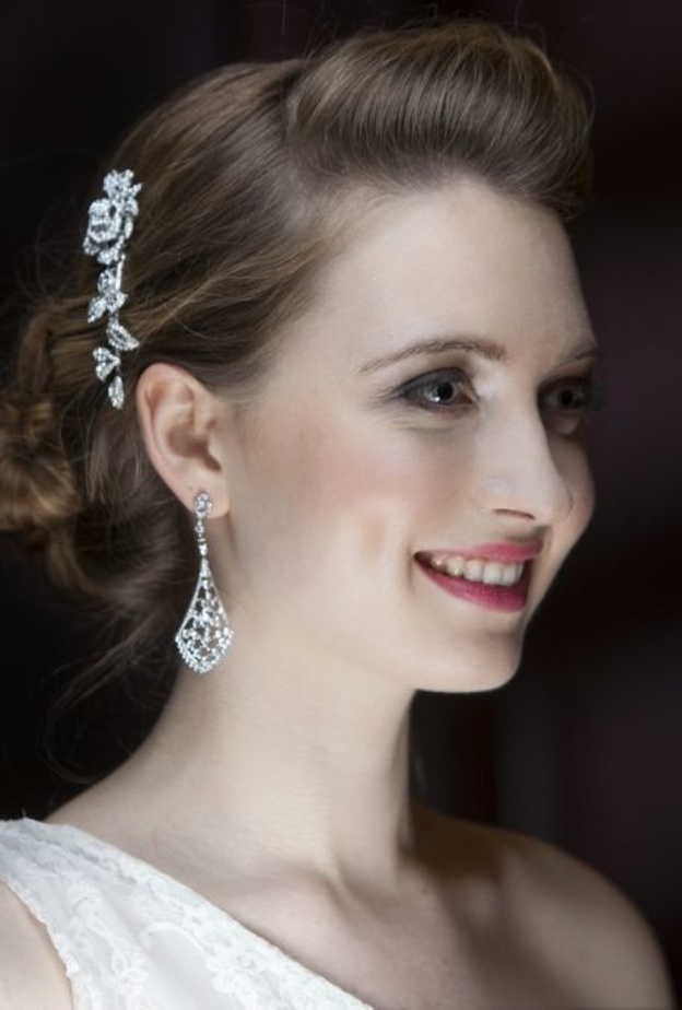 تسريحه شعر مرفوع أنيقة تظهر الأذنين