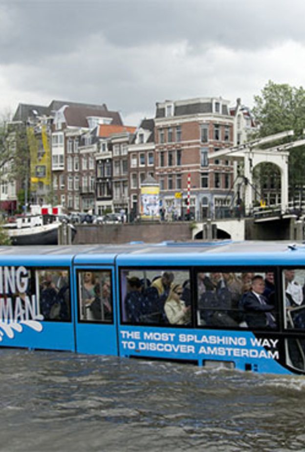 الباص العجيب .. سياحة البر والبحر