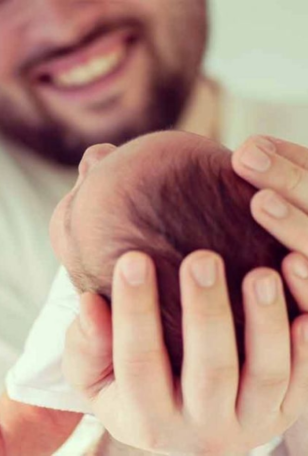 تواجد الاب مع الزوجه والطفل خلال فترة الولادة لها تاثير نفسي رائع 