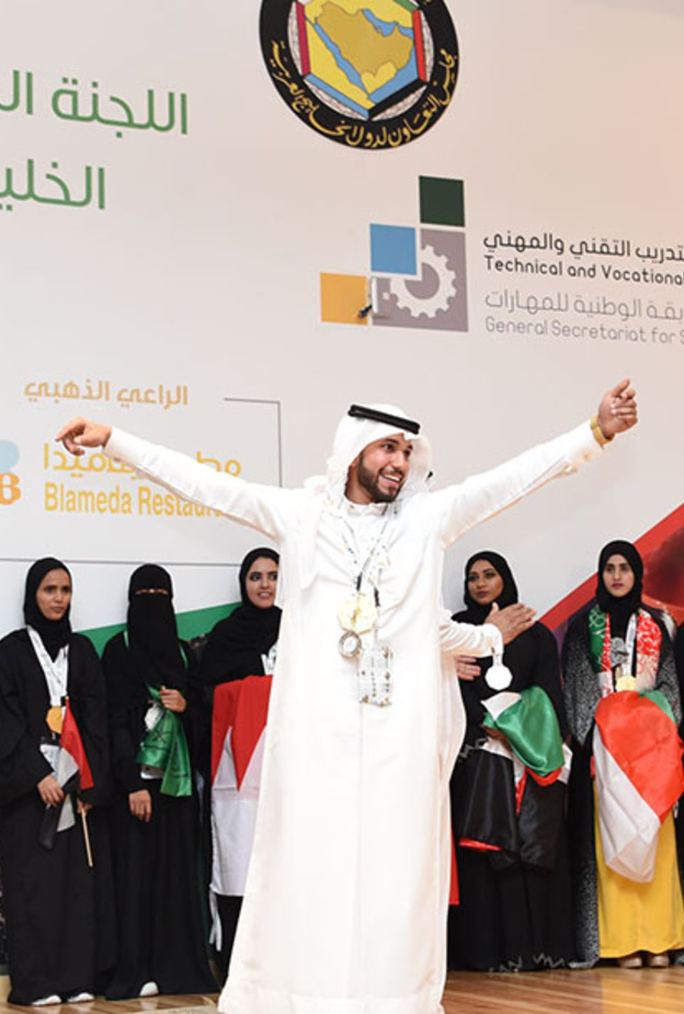 طاهر الشبيب يحتفل بجائزة افضل متسابق خليجي