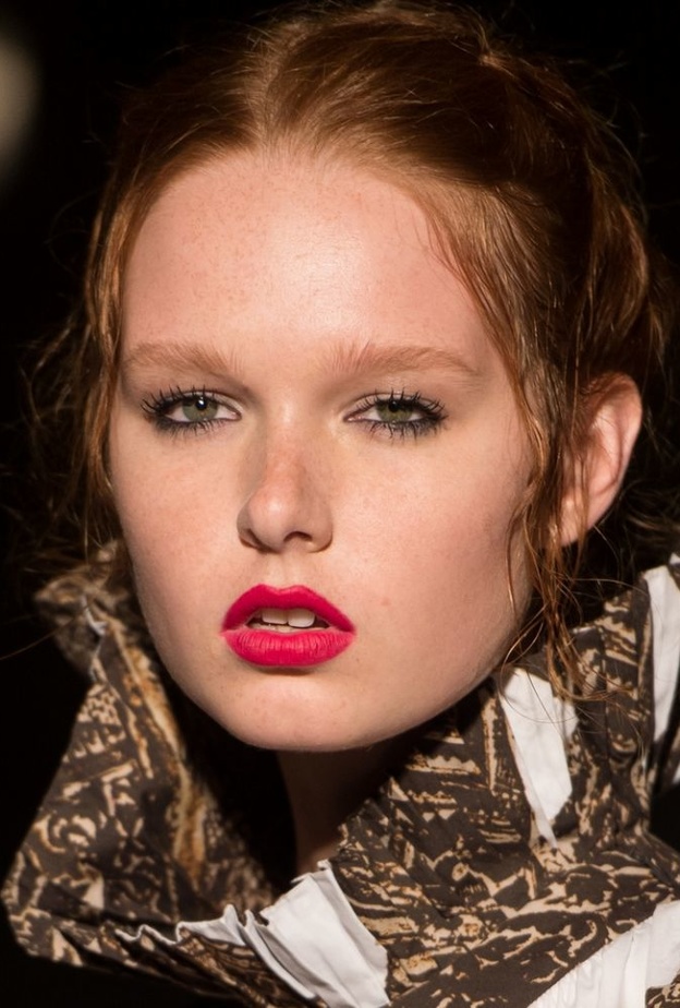 لوني الشفايف بالفوشيا البارز