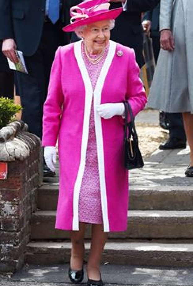 الملكة إليزابيث تتألق باالوردي أثناء زيارة ملكية لمدرسة في بيركامستيد بإنجلترا