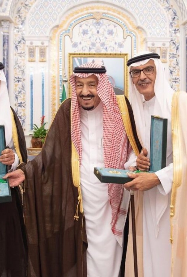 الملك سلمان يمنح خالد الفيصل وبدر بن عبد المحسن وشاح الملك عبد العزيز