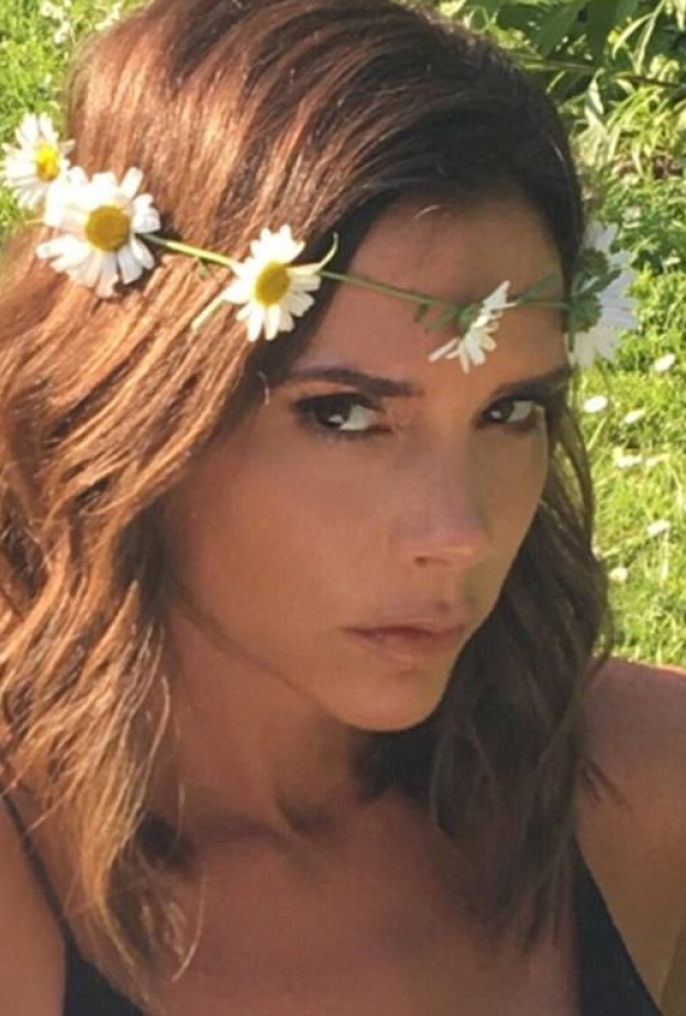 فيكتوريا بيكهام تتخلى عن شعرها الطويل الاسود .. وتظهر بقصة شعر عصرية شبابية