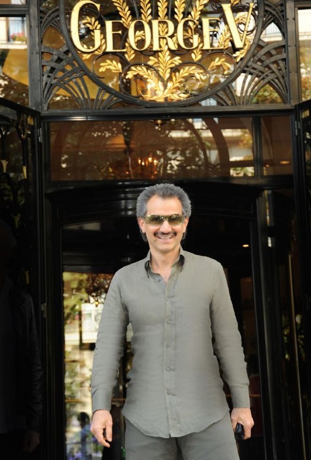 الوليد بن طلال امام فندق جورج الخامس بباريس