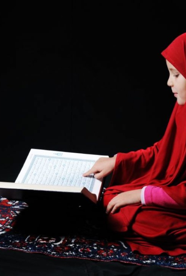 الطفل سيقوم بتقليد والدته حتى في عاداتها بقراءة القران