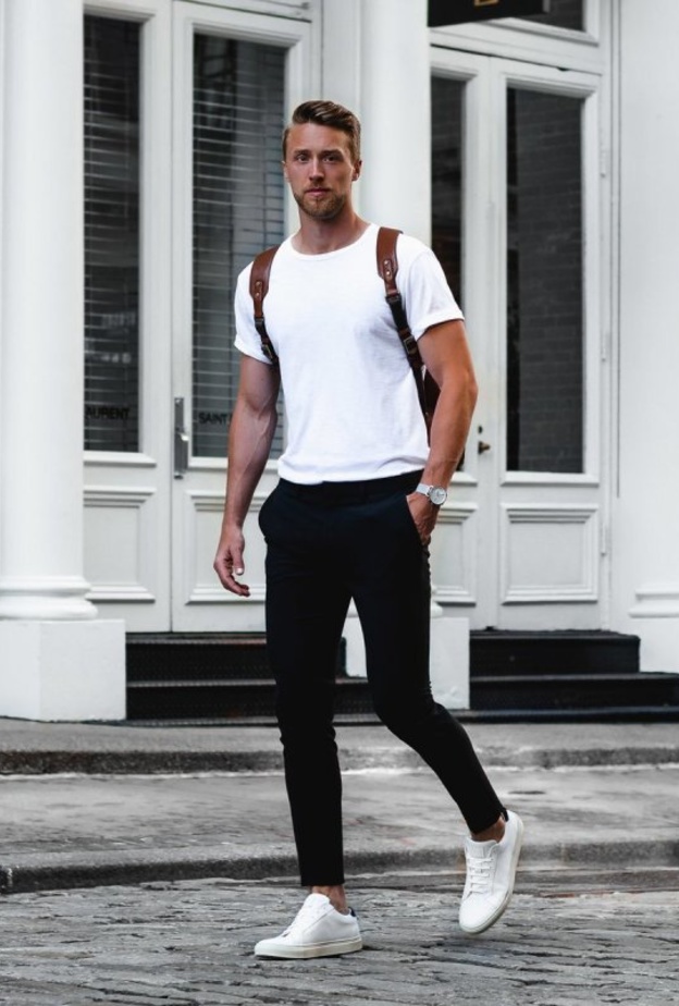 اطلالة عملية بالجينز الضيّق مع التيشرت والحذاء الرياضي الأبيض