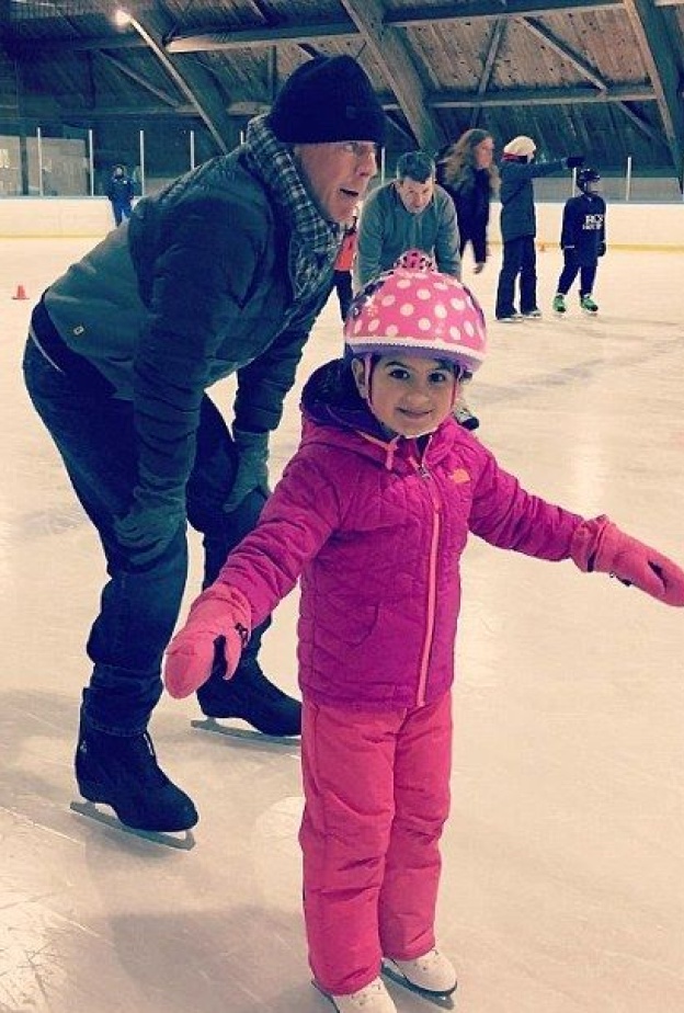 بروس ويليس يتزلج مع ابنته ذات الأربع أعوام في نيويورك بالأمس