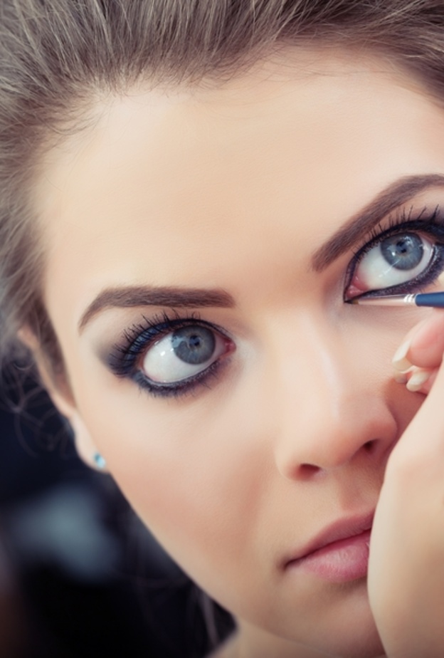 لا تشدّي الجفون أثنان تطبيق المكياج