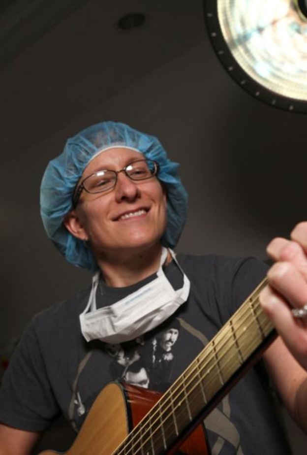 بالفيديو: طبيب يعزف مع مريضه قبل الدخول لغرفة العمليات!