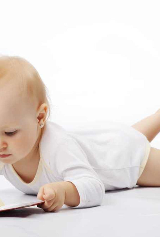 بالفيديو .. هذا ما يحدث للطفل عندما يعشق القراءة