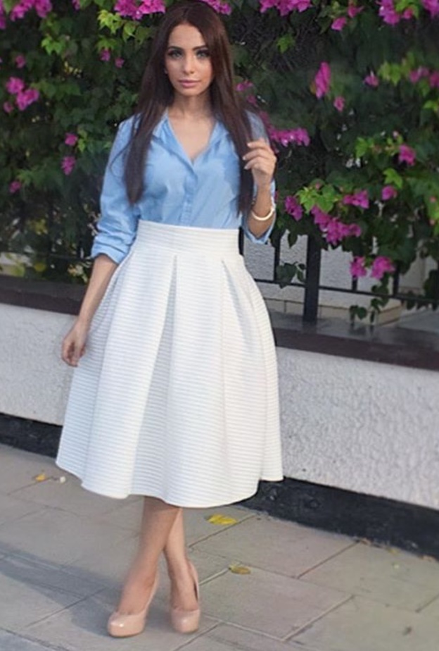 تختار سارة الملابس البسيطة والانيقة