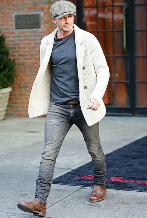 David Beckham بالقبعة والسترة مع الجينز
