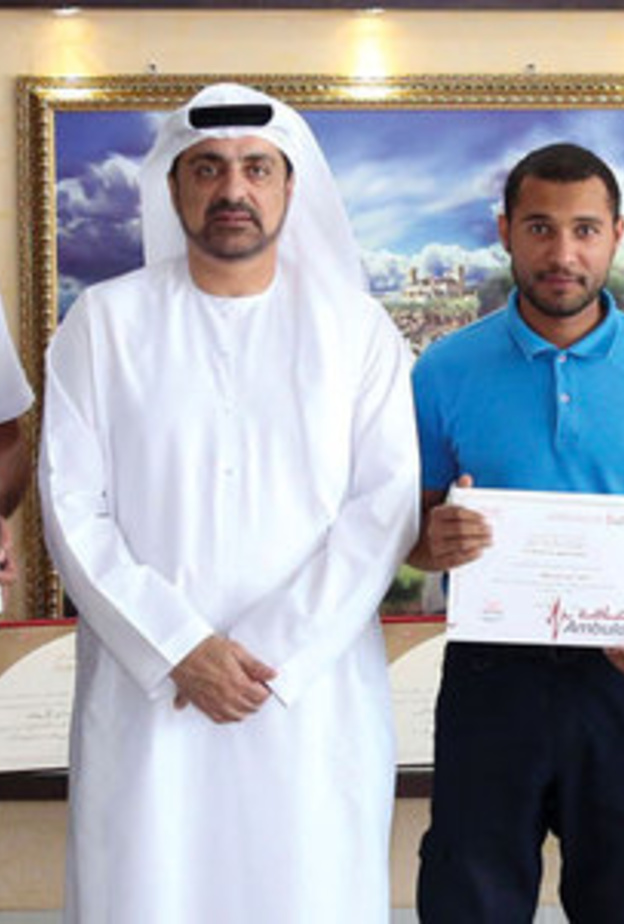 خليفة بن دراي يكريم المسعفين احمد بدر، وحسن عبدالله لنجاحهما في انقاذ الفتاة