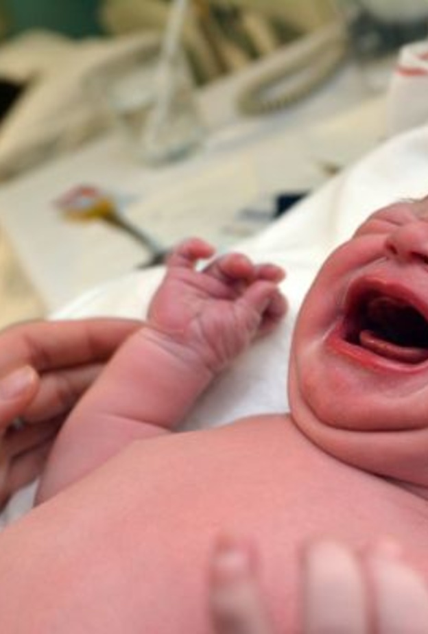 ما هو سبب صراخ الطفل بمجرد خروجه من بطن امه