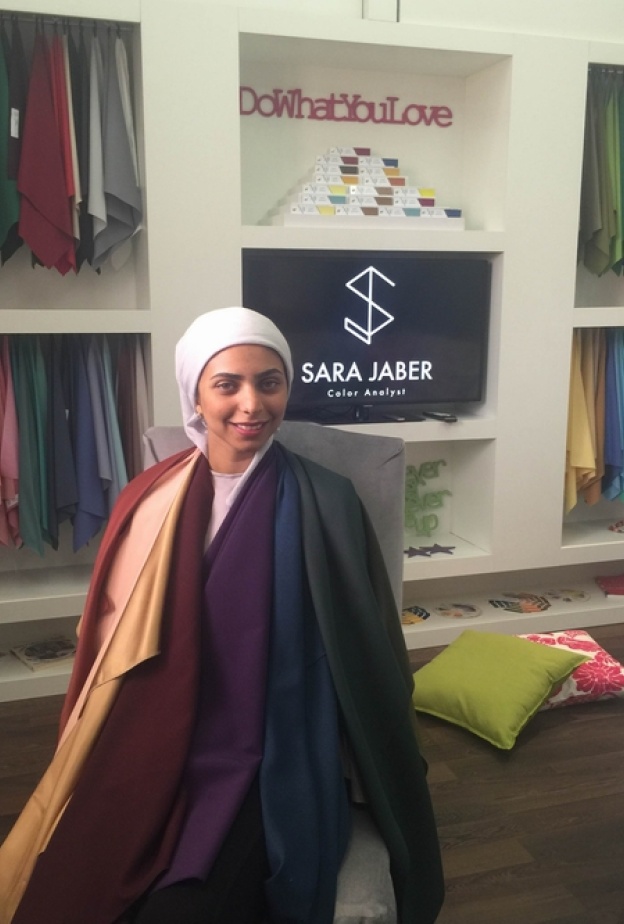محللة الألوان السعودية سارة جابر