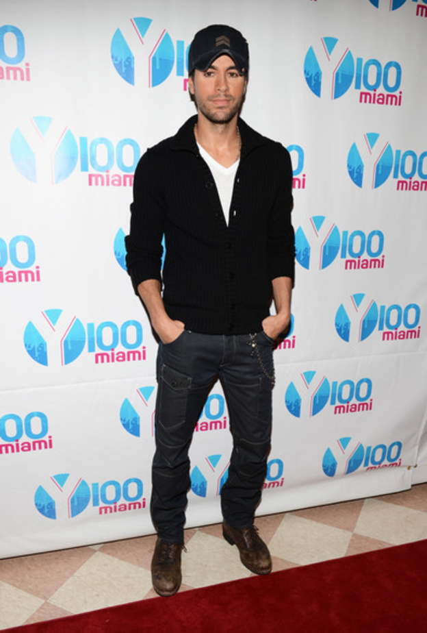 نسق انركي اغليسياس بنطلون جينز مع توب قطنية باللون الأسود