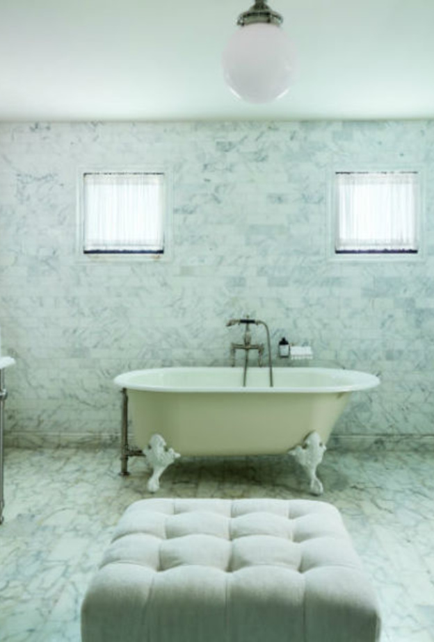 حمام داخلي انيق مع الحفاظ على طراز البانيو البسيط