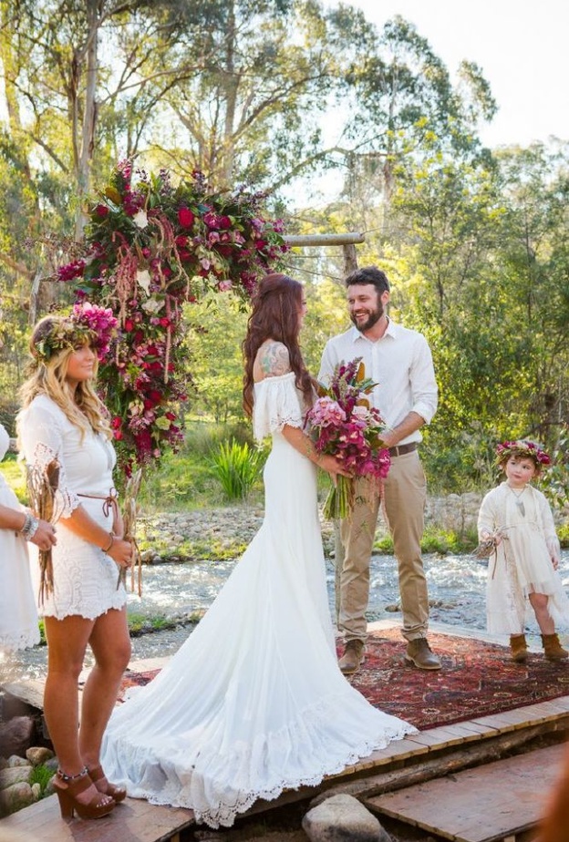 جلسات التصور الزفاف تفضل وسط الغابات وان تكون عفويه وغير ملفته 