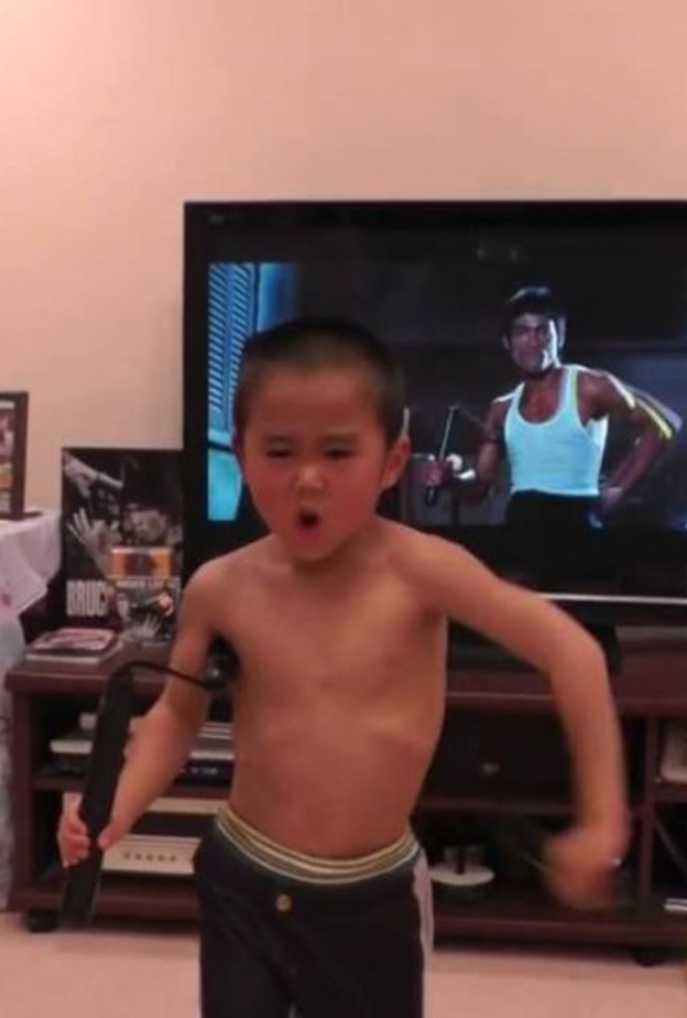 ملايين يشاهدون مهارة بروس لي الصغير